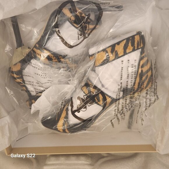 Michael Kors. "Amal" Heeled Sandals. NIB. Size 6.5 - Picture 11 of 11